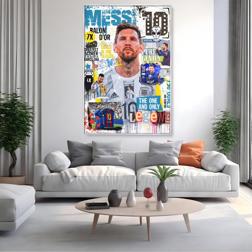 Tablou canvas cu tablou canvas cu lionel messi, in rama de aluminiu argintiu, pe perete intr-un living